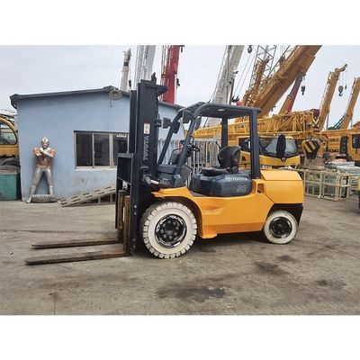 Погрузчик Toyota 7f50 весом 5000 кг с тремя мачтами и высотой подъема 6000 мм в Шанхае