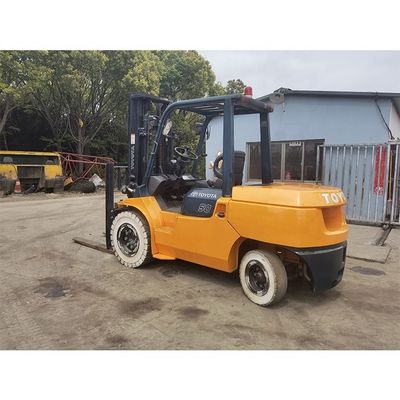 Погрузчик Toyota 7f50 весом 5000 кг с тремя мачтами и высотой подъема 6000 мм в Шанхае