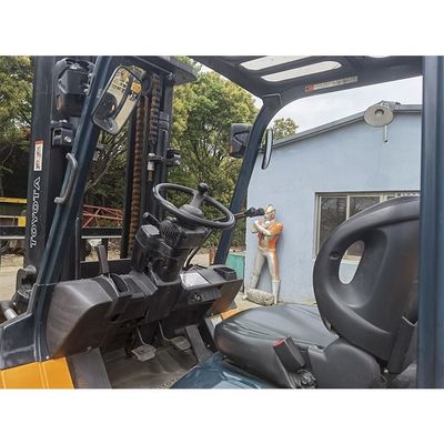 Погрузчик Toyota 7f50 весом 5000 кг с тремя мачтами и высотой подъема 6000 мм в Шанхае