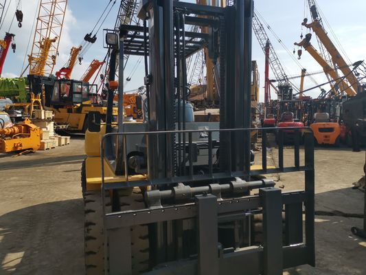Японская 7-тонная Komatsu FD70 используется вилочная погрузчик с 1200 мм длиной вилки и дизельной мощностью