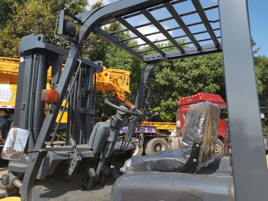 Японская 7-тонная Komatsu FD70 используется вилочная погрузчик с 1200 мм длиной вилки и дизельной мощностью