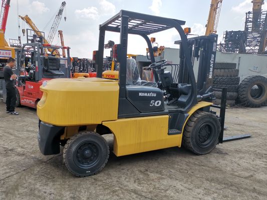 Ручной источник питания Япония Komatsu FD50 5-тонный вилочный погрузчик с боковым переключением 3-ступенчатый 2-ступенчатый