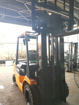 Промышленный 2,5-тонный газовый дизельный вилочный погрузчик с Toyota Seat Lift Высота 4,8 м 4,5 м 6 м Используется
