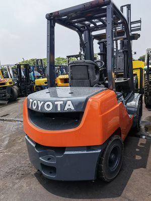 Мощный бензиновый двигатель использовался 3 тонны Toyota вилочный погрузчик с боковой переключателем на Шанхайском дворе