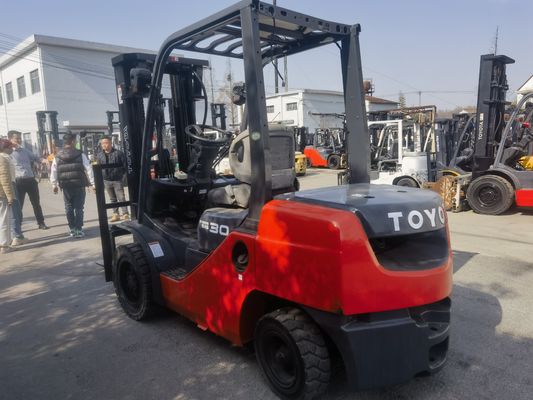 Toyota 3 тонны использованный вилочный погрузчик с 2-ступенчатой мачтой и высотой подъема 3-4,5 м в отличном состоянии