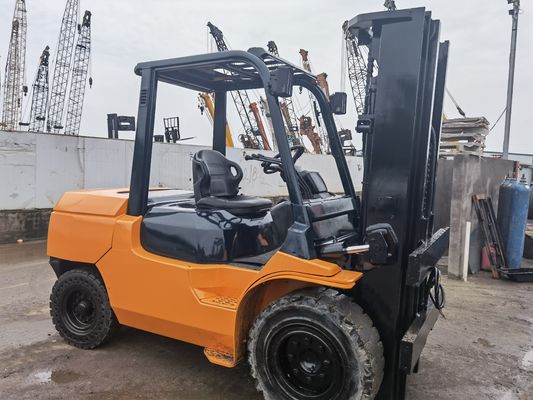 Подержанный бензиновый грузовик Toyota 2,5 тонны 3 тонны в Шанхайском дворе с шириной вилки