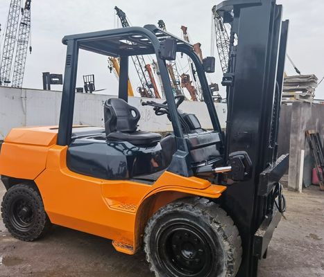 Подержанный бензиновый грузовик Toyota 2,5 тонны 3 тонны в Шанхайском дворе с шириной вилки