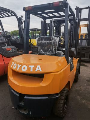 Подержанный Toyota 3,5 тонны FD35 Дизельный вилочный погрузчик на Шанхайской площадке с 3500 кг шириной вилки