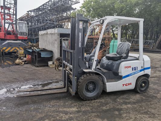 Использованный 2,5-тонный дизельный вилочный погрузчик TCM FD25 с дизельным двигателем в рутинных габаритах
