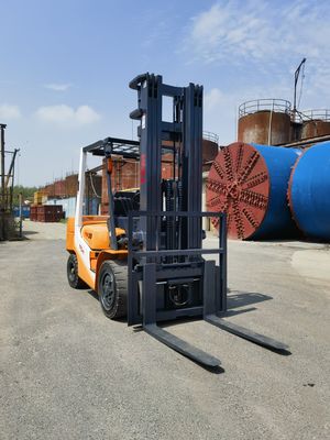 Мощный вилочный погрузчик TCM FD30T6 с трехтонной вилкой и боковым переключением, используемый на Шанхайском заводе