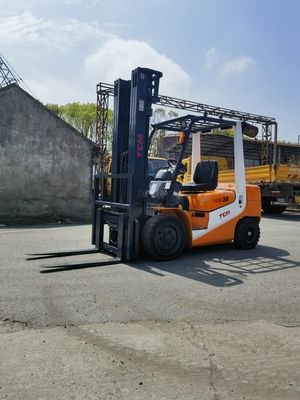 Мощный вилочный погрузчик TCM FD30T6 с трехтонной вилкой и боковым переключением, используемый на Шанхайском заводе