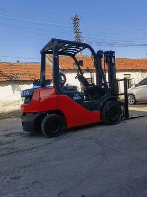 Использованный и доступный 3 тонны Toyota вилочный погрузчик источник питания дизельный двигатель