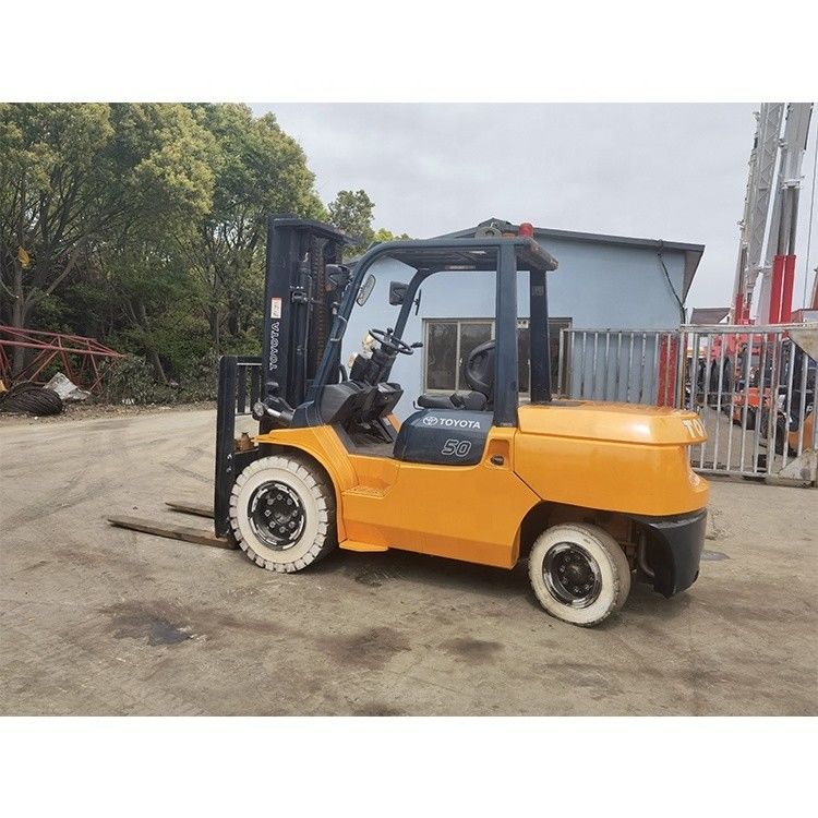 Погрузчик Toyota 7f50 весом 5000 кг с тремя мачтами и высотой подъема 6000 мм в Шанхае