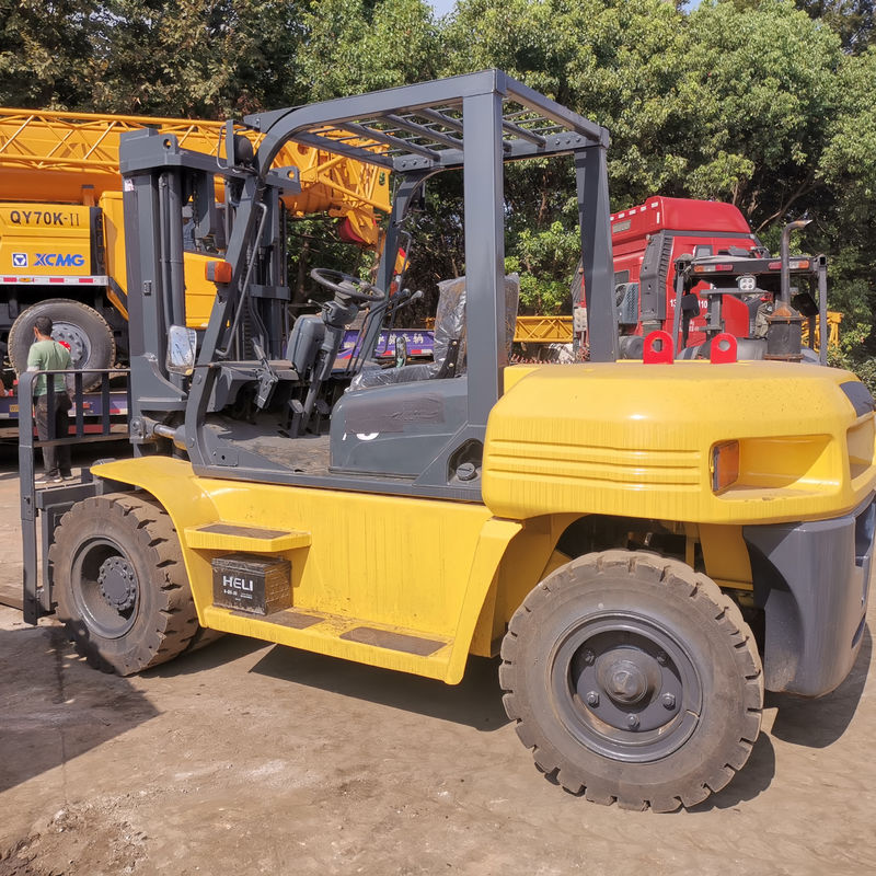 Японская 7-тонная Komatsu FD70 используется вилочная погрузчик с 1200 мм длиной вилки и дизельной мощностью