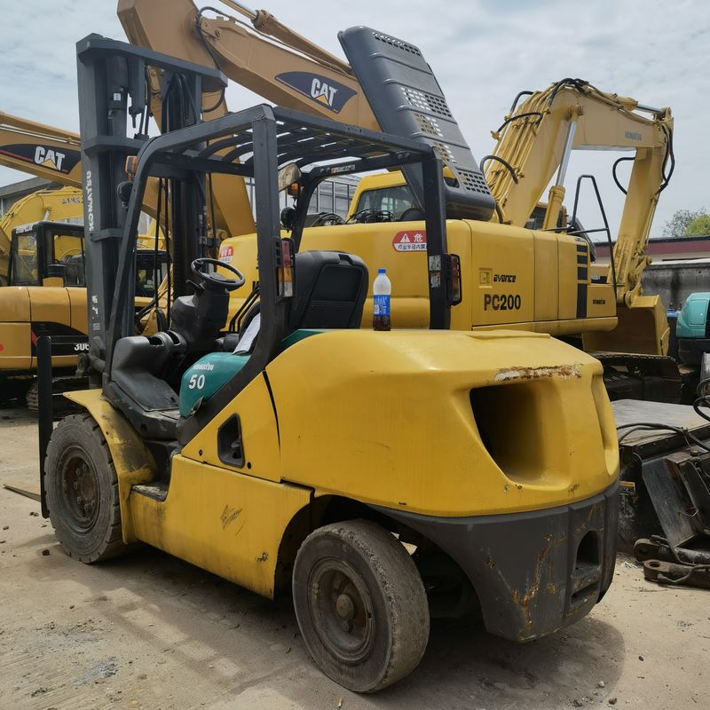 5-тонный вилочный погрузчик Komatsu FD50-10 FD50-7 FD50 с ручным источником питания и в хорошем состоянии